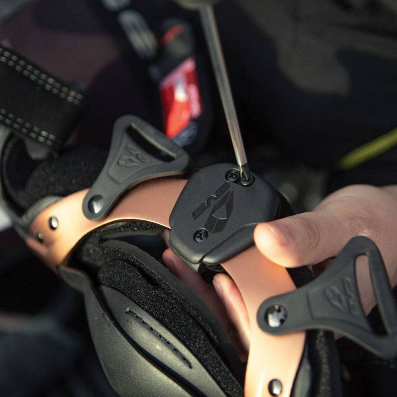 Protección Rodilleras Ortopédicas EVS AXIS PRO Negro-Cobre - URA Moto