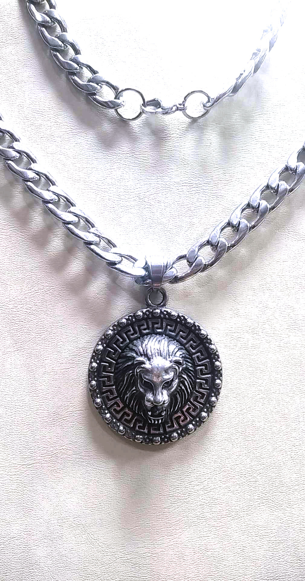 Colgante Acero con Cadena León Circulo - URA Moto