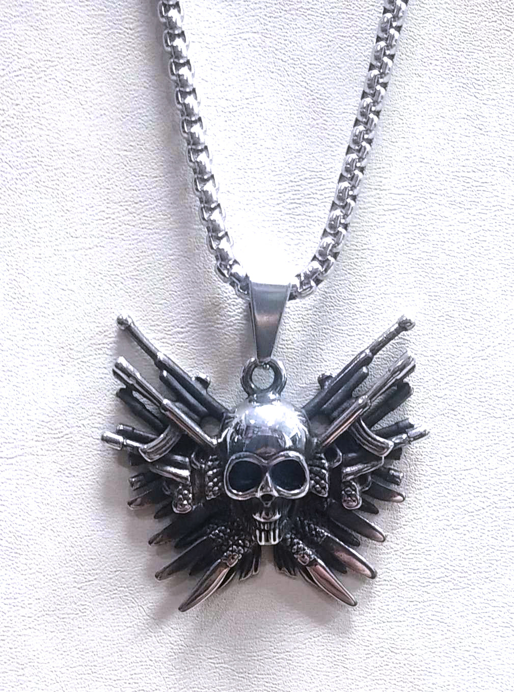 Colgante Acero con Cadena Calavera Pistolas - URA Moto