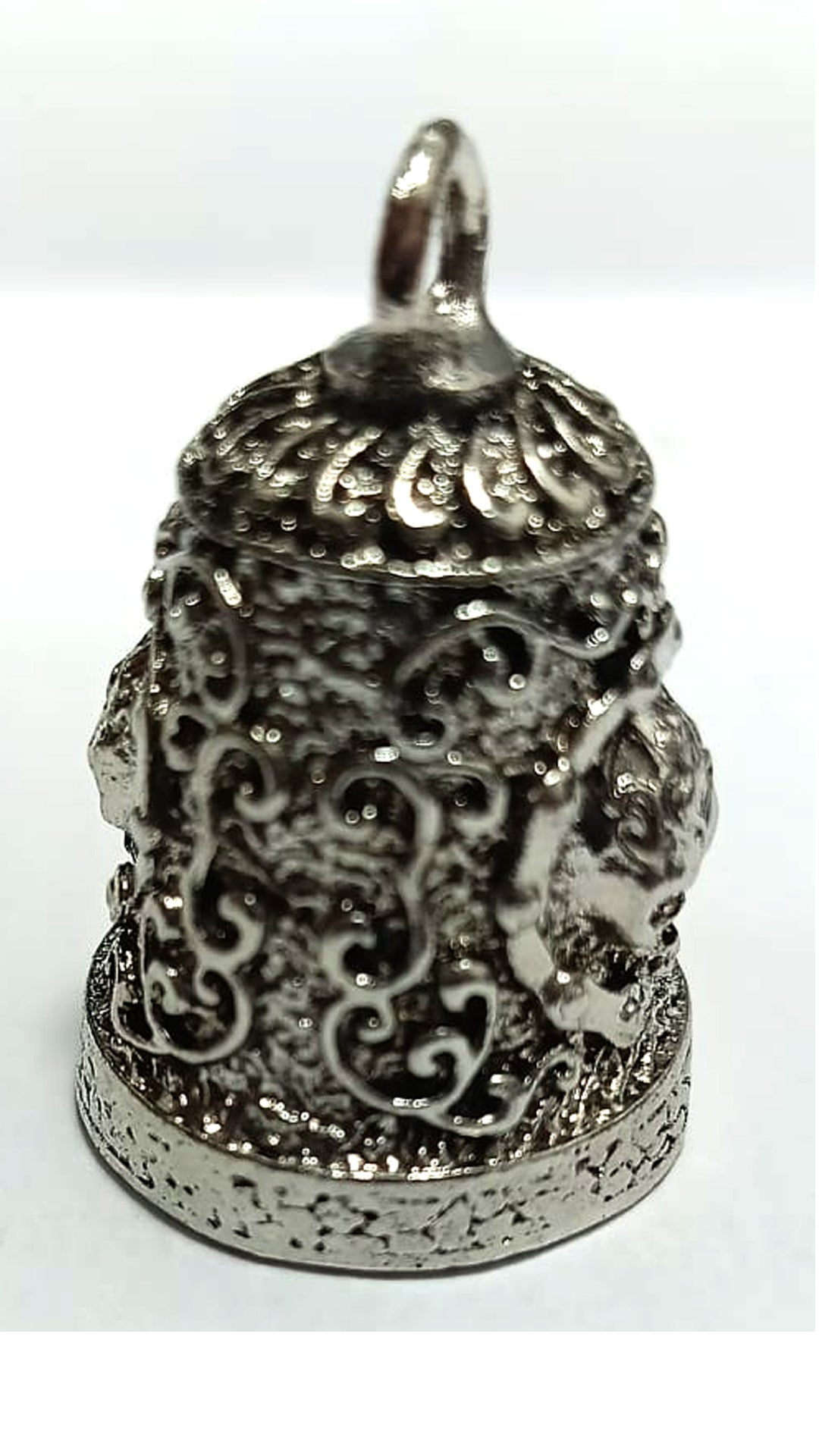 Campana Motera Calavera con Círculo de Cadena y Grabados - Amuleto de Protección